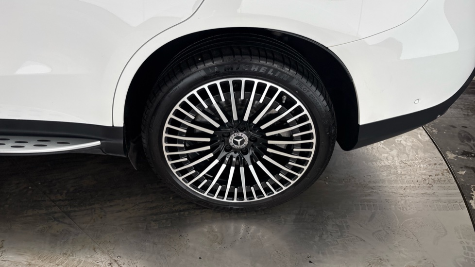 MERCEDES EQC Image 18