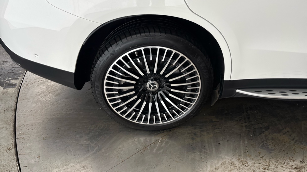 MERCEDES EQC Image 19