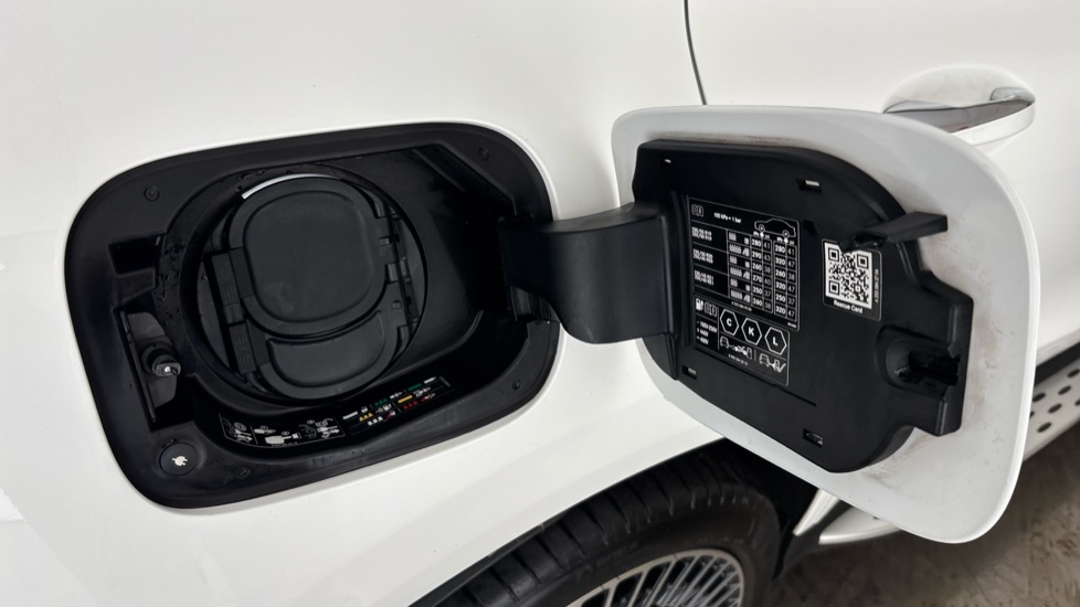 MERCEDES EQC Image 21