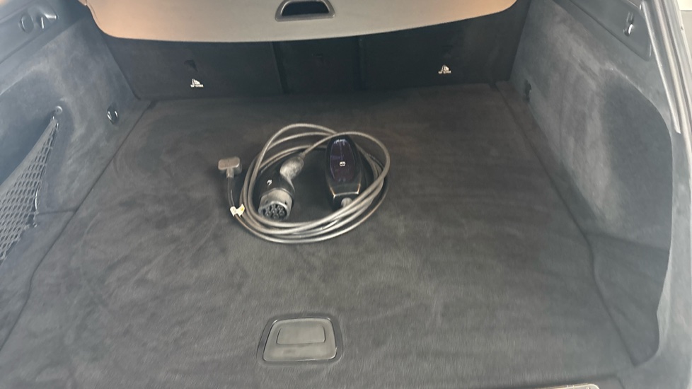 MERCEDES EQC Image 22
