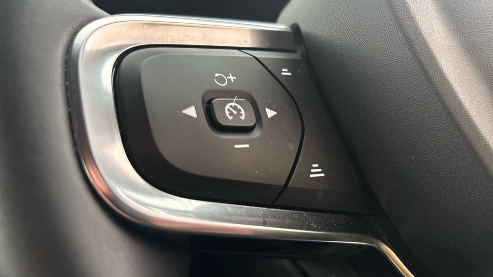 VOLVO XC40 cruise control