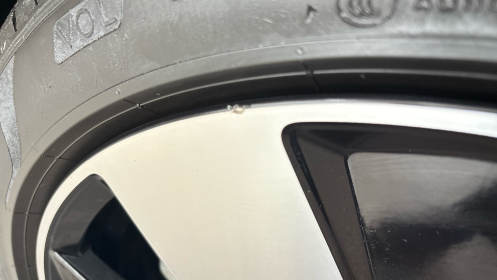 VOLVO C40 scuff