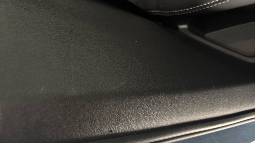VOLVO C40 scratches