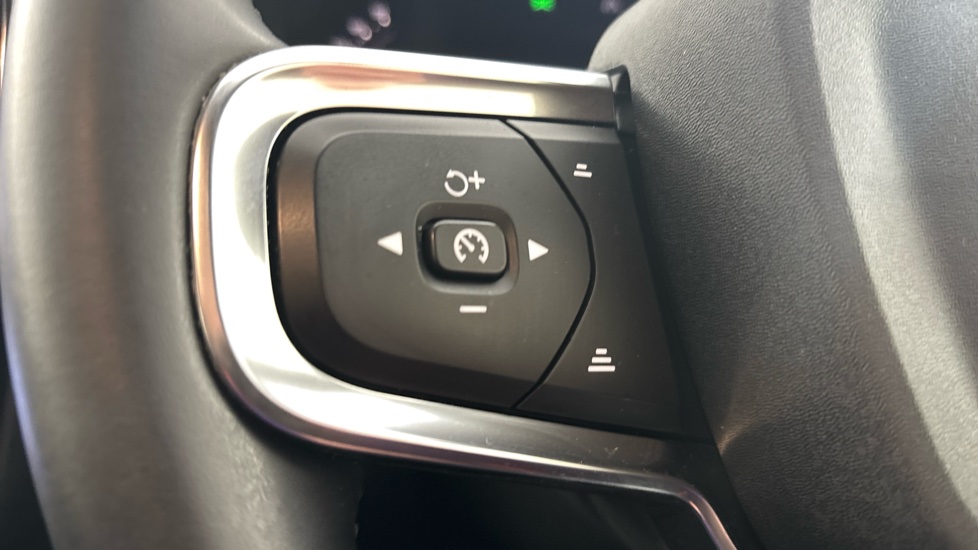 VOLVO C40 cruise control