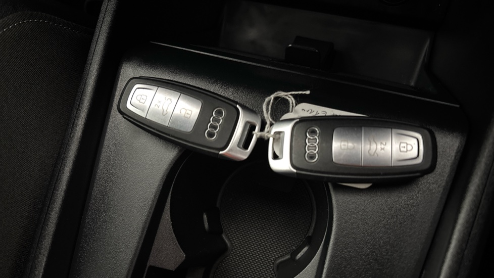 AUDI Q4 2 keys