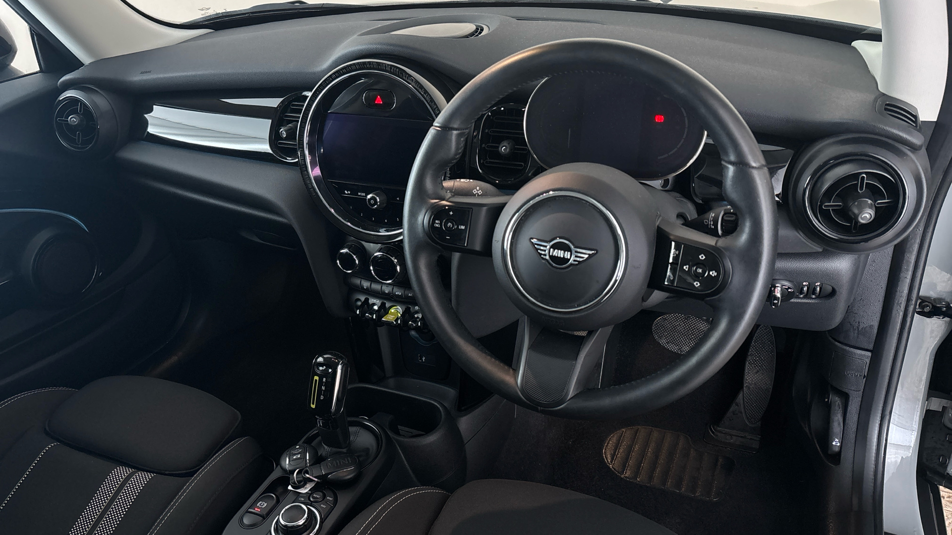 4060452 135kW Cooper S Level 1 33kWh 3dr Auto