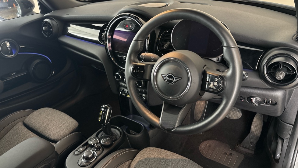 MINI HATCHBACK Image 9