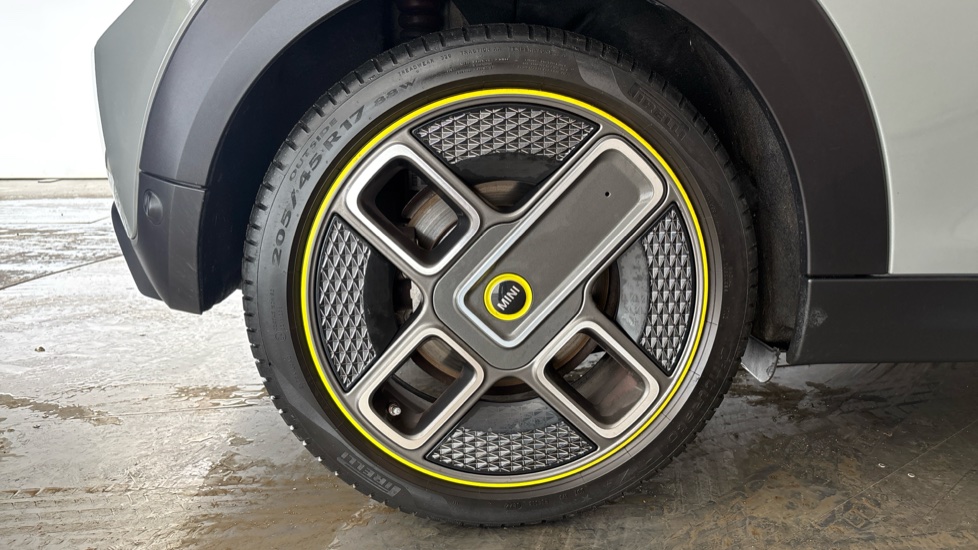 MINI HATCHBACK Image 19