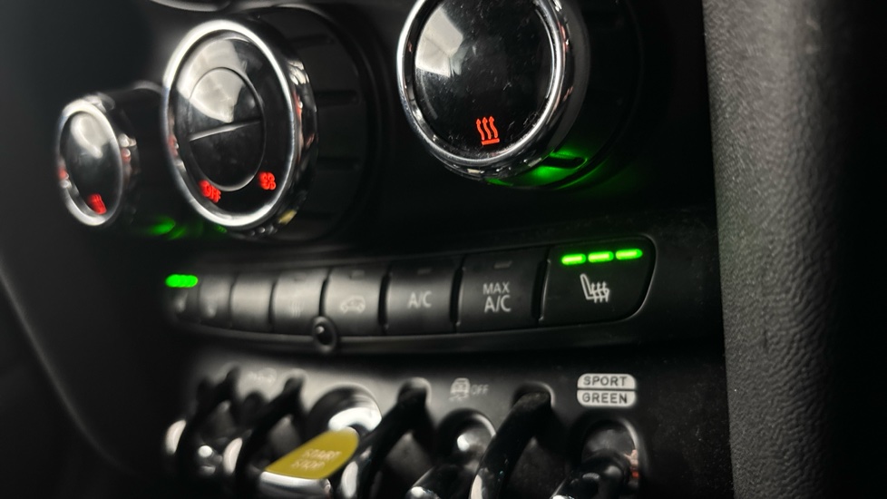 MINI HATCHBACK Heated seats