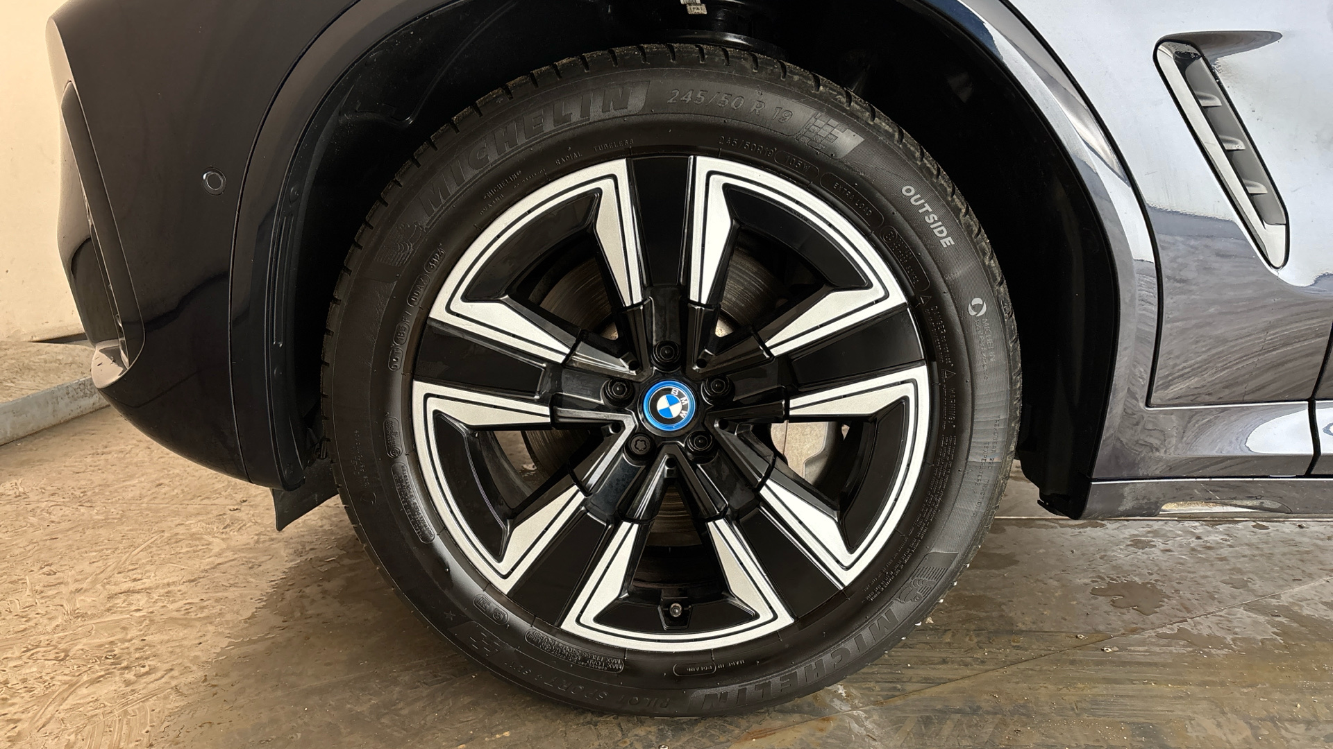 4020805 210kW M Sport 80kWh 5dr Auto