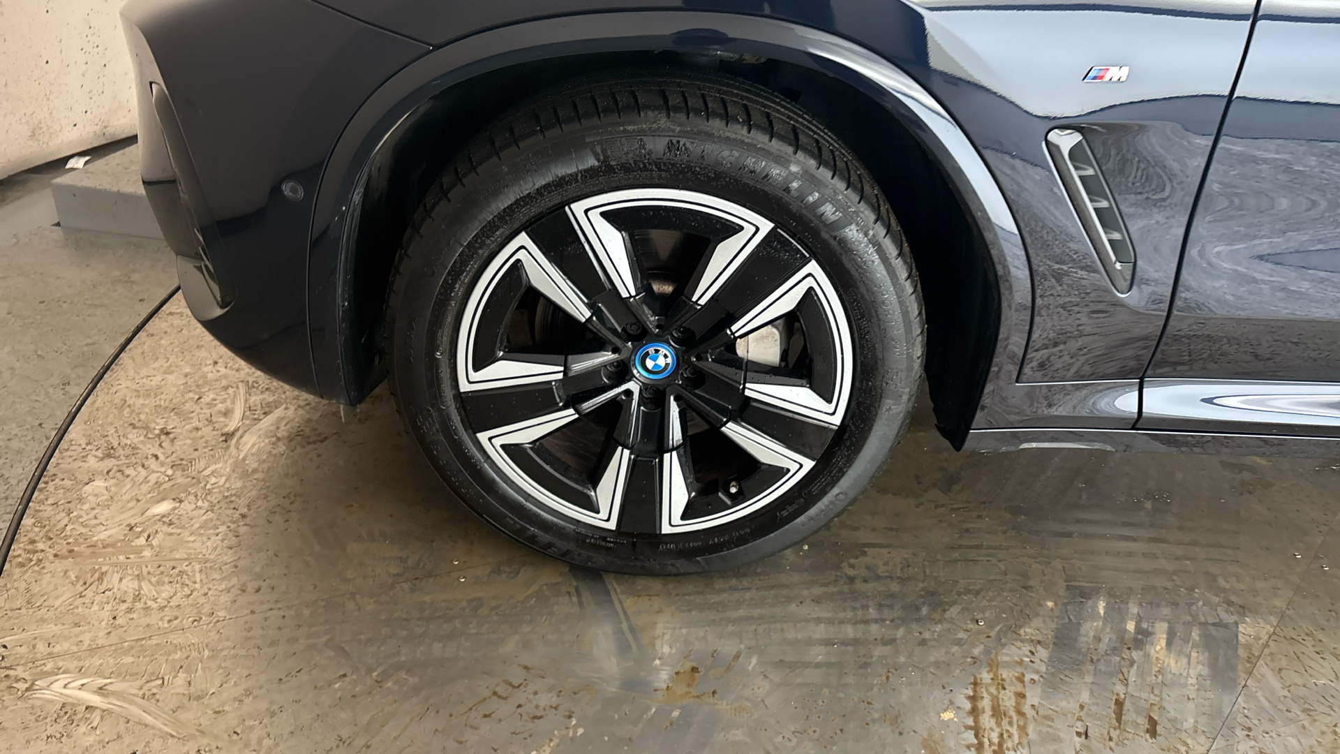 4020820 210kW M Sport 80kWh 5dr Auto