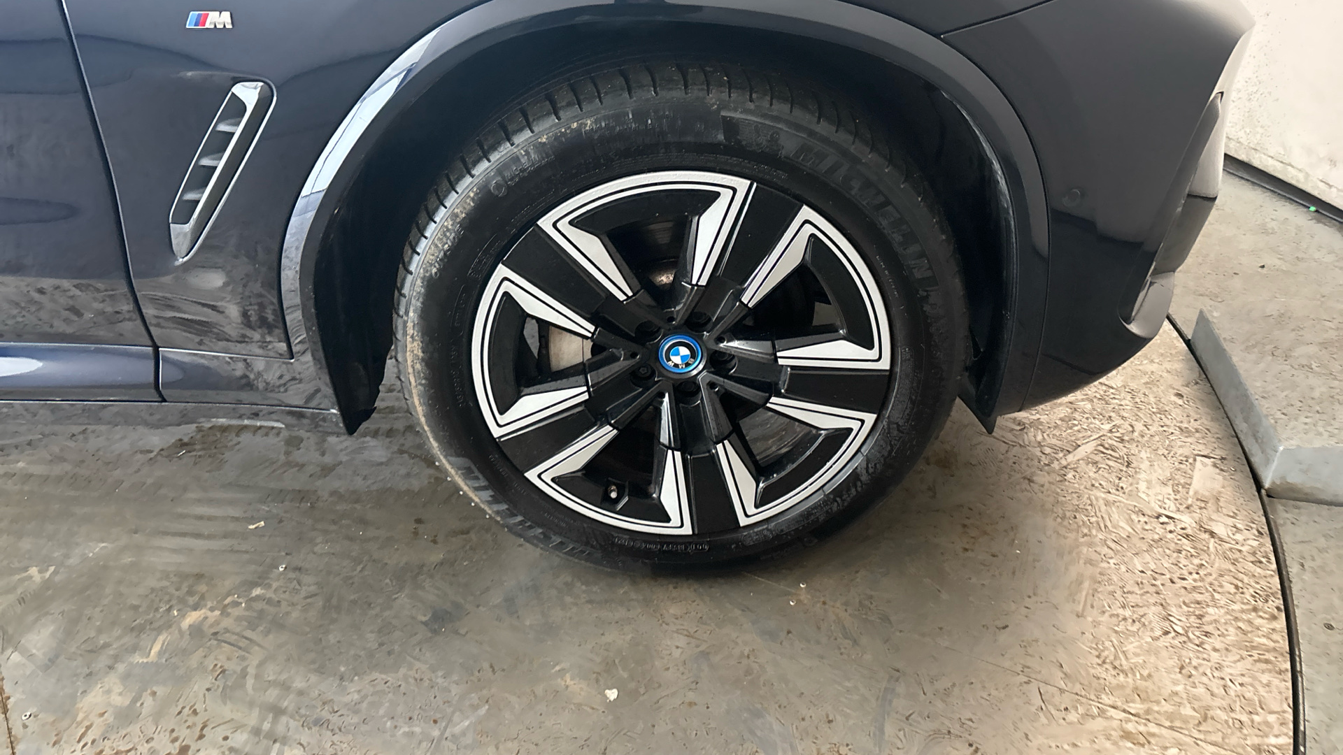 4020820 210kW M Sport 80kWh 5dr Auto