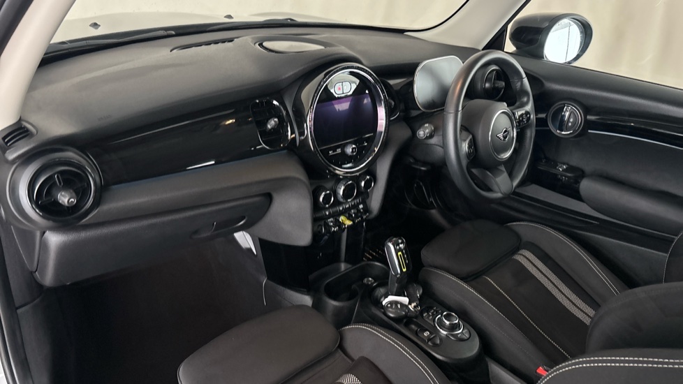 MINI HATCHBACK Image 10