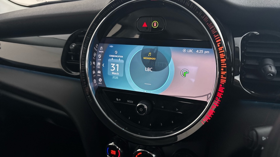 MINI HATCHBACK Image 12