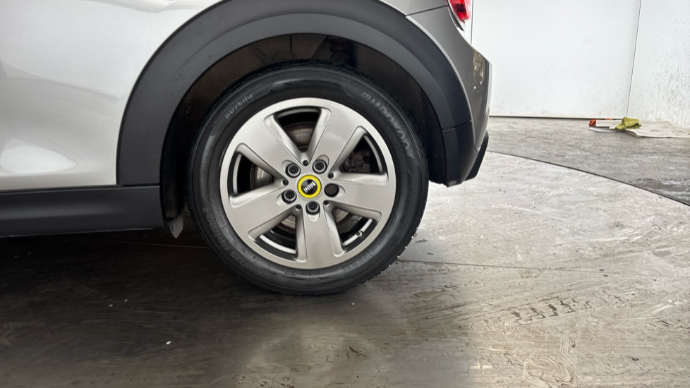 MINI HATCHBACK Image 18