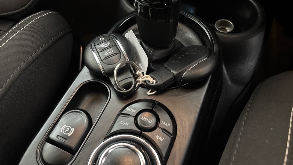 MINI HATCHBACK 2 keys