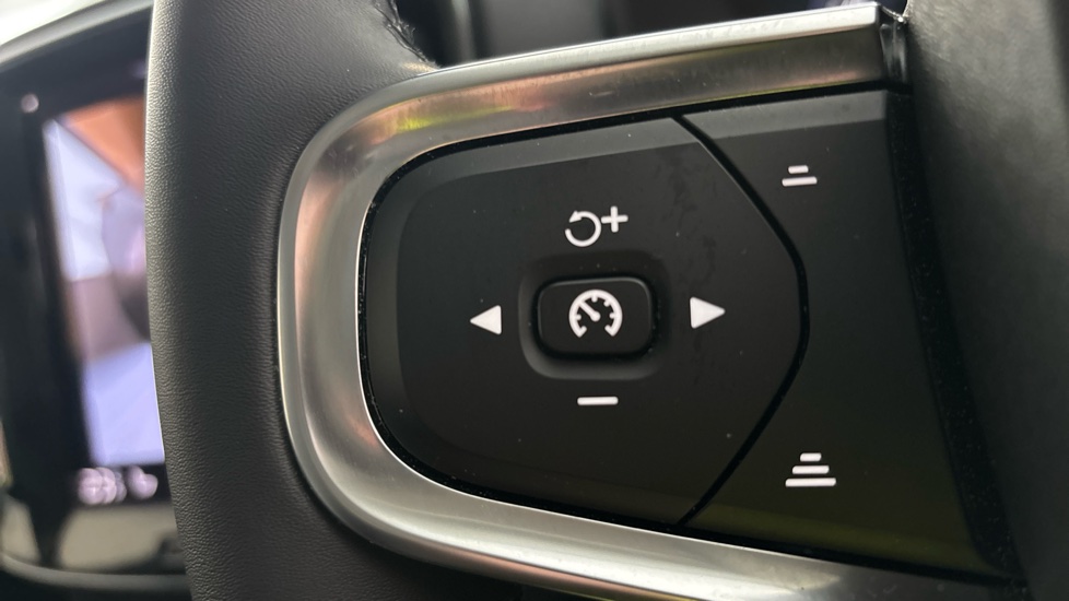 VOLVO XC40 cruise control