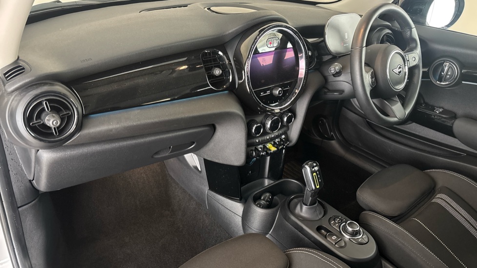 MINI HATCHBACK Image 10