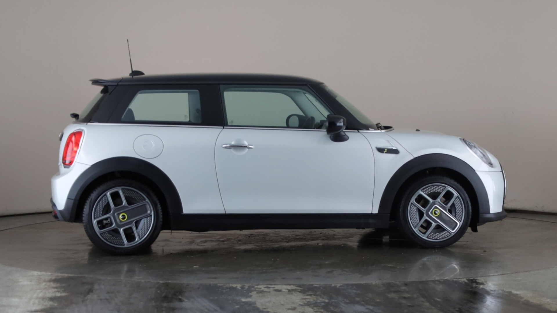 4020673 135kW Cooper S Level 1 33kWh 3dr Auto