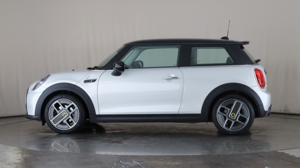 MINI HATCHBACK Image 2