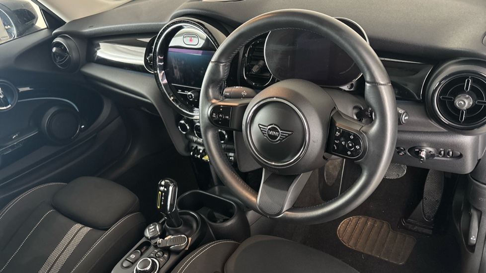 MINI HATCHBACK Image 9