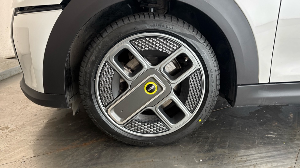 MINI HATCHBACK Image 17