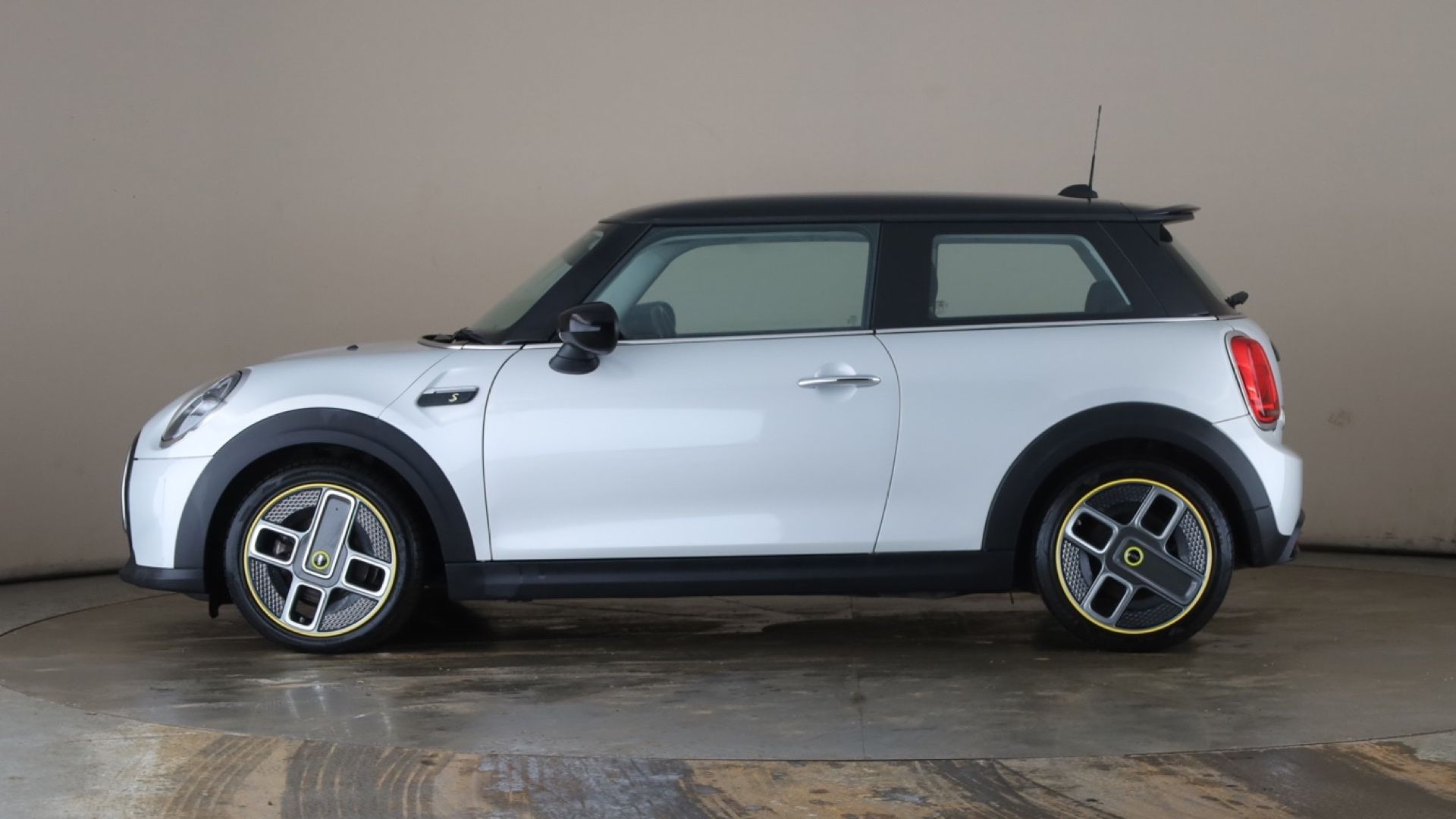 4058607 135kW Cooper S Level 1 33kWh 3dr Auto