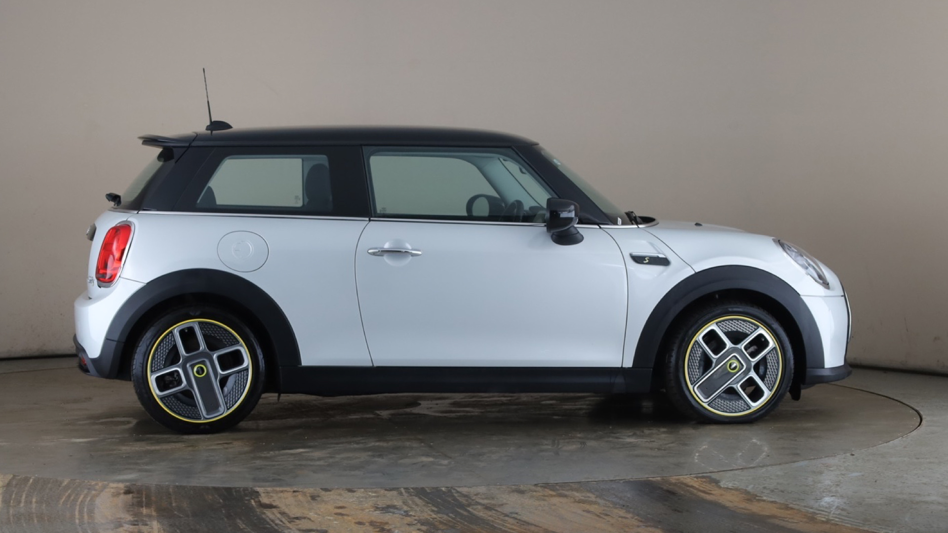 4058607 135kW Cooper S Level 1 33kWh 3dr Auto