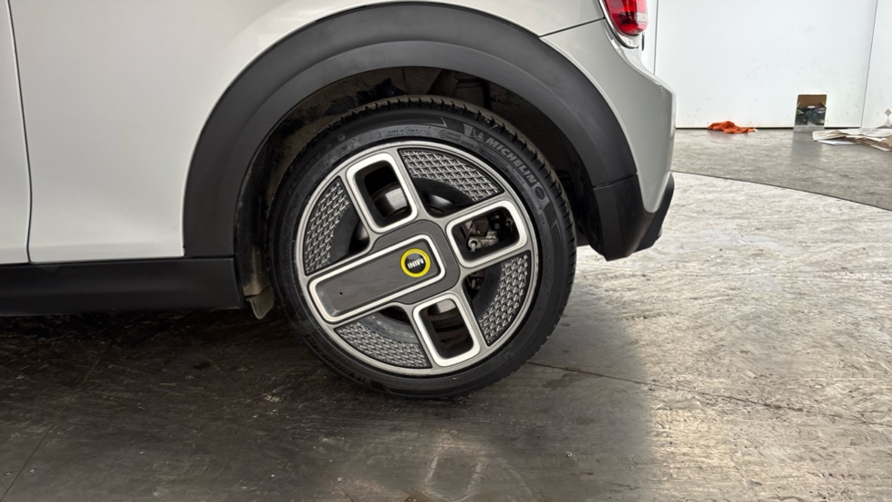 MINI HATCHBACK Image 18