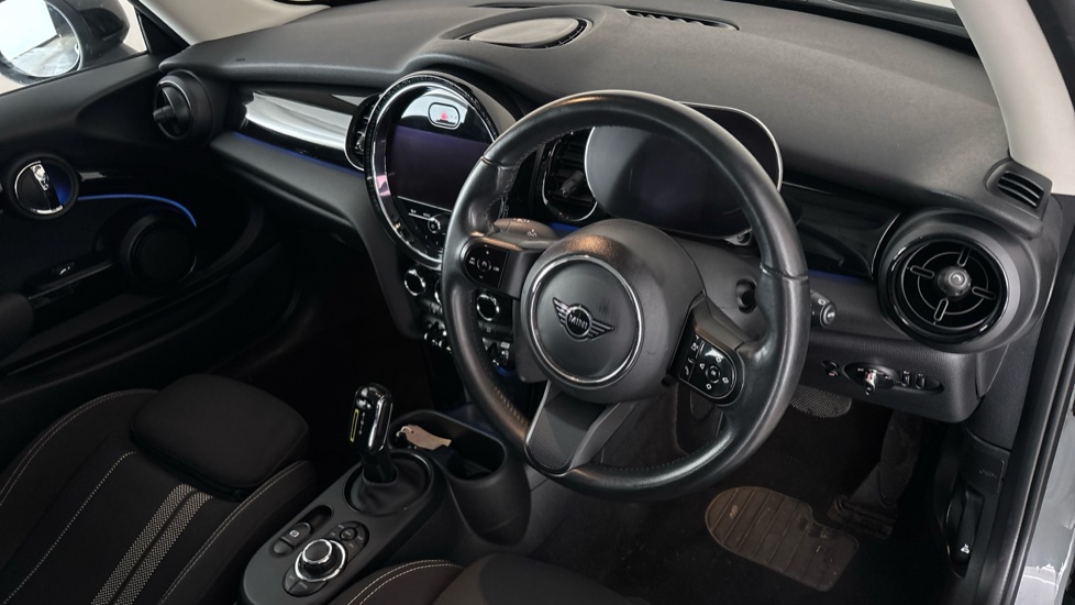 MINI HATCHBACK Image 9