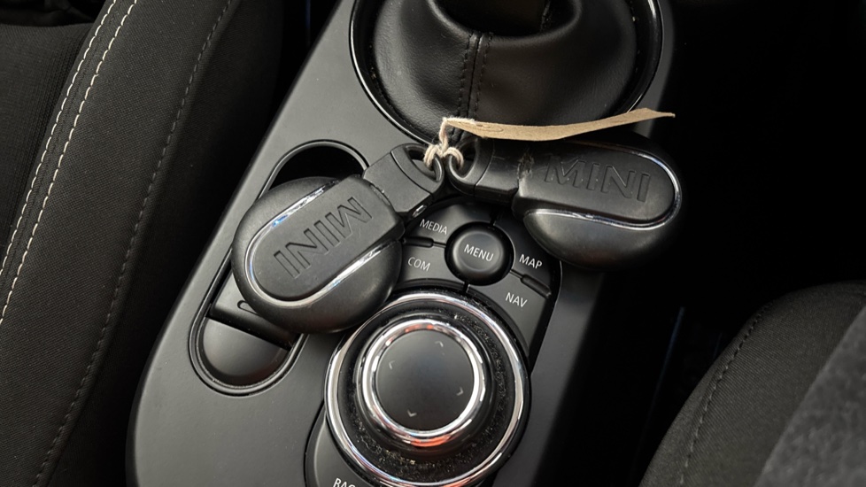 MINI HATCHBACK 2 keys