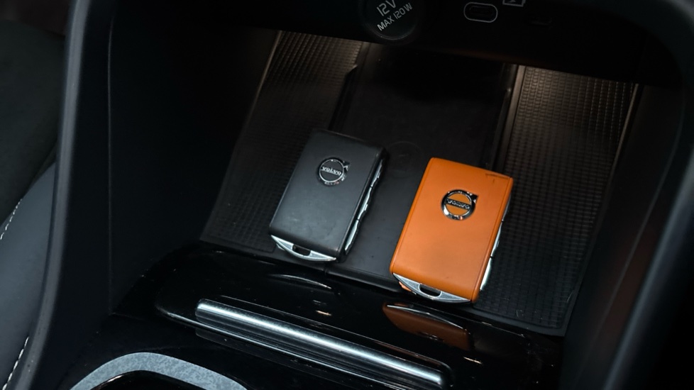 VOLVO XC40 2 keys available