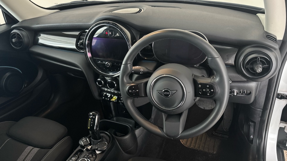 MINI HATCHBACK Image 9