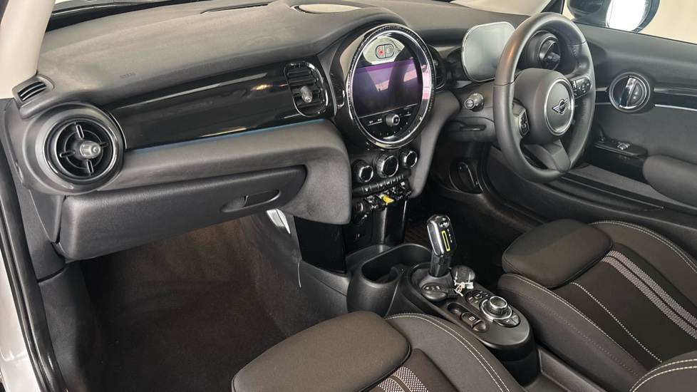 MINI HATCHBACK Image 10