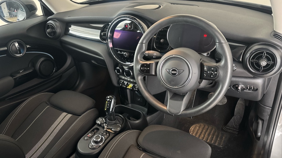 MINI HATCHBACK Image 9