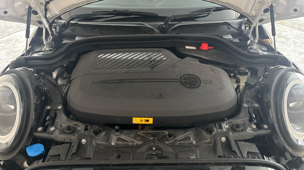 Mini Hatchback Image 16