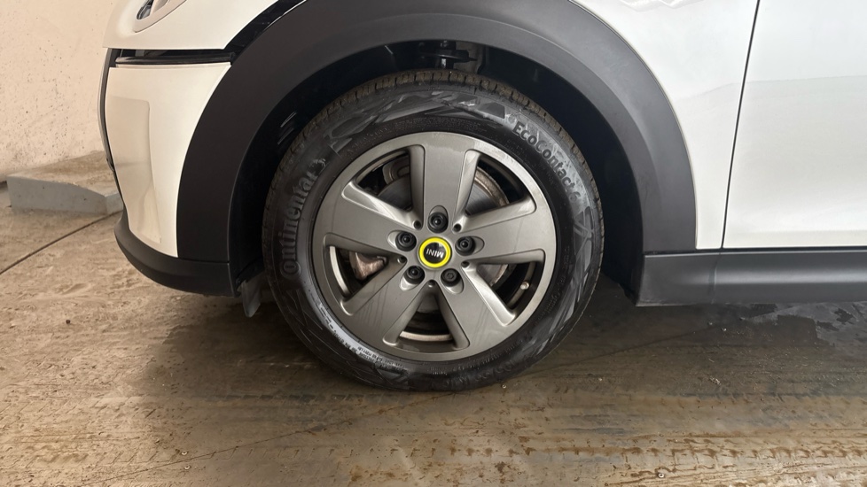 Mini Hatchback Image 17