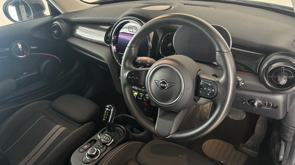 MINI HATCHBACK Image 9