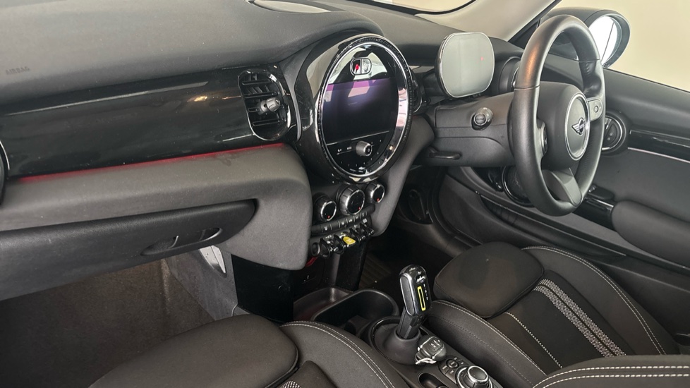 MINI HATCHBACK Image 10