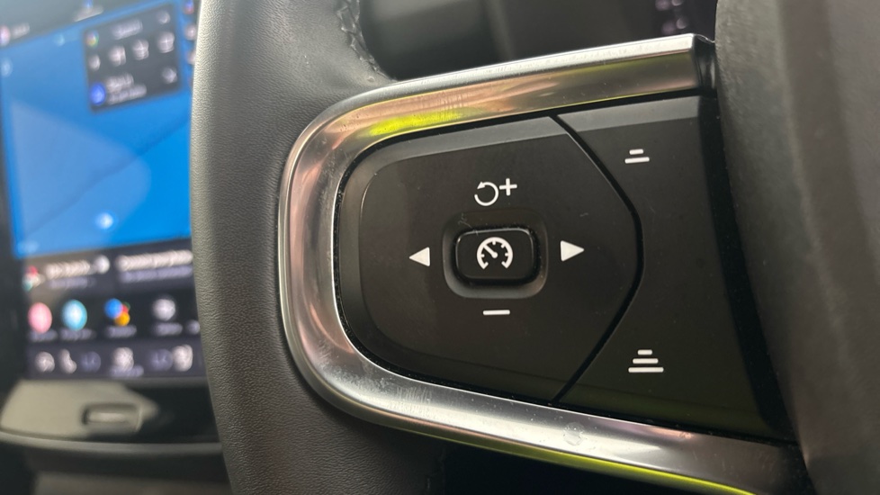 VOLVO C40 cruise control
