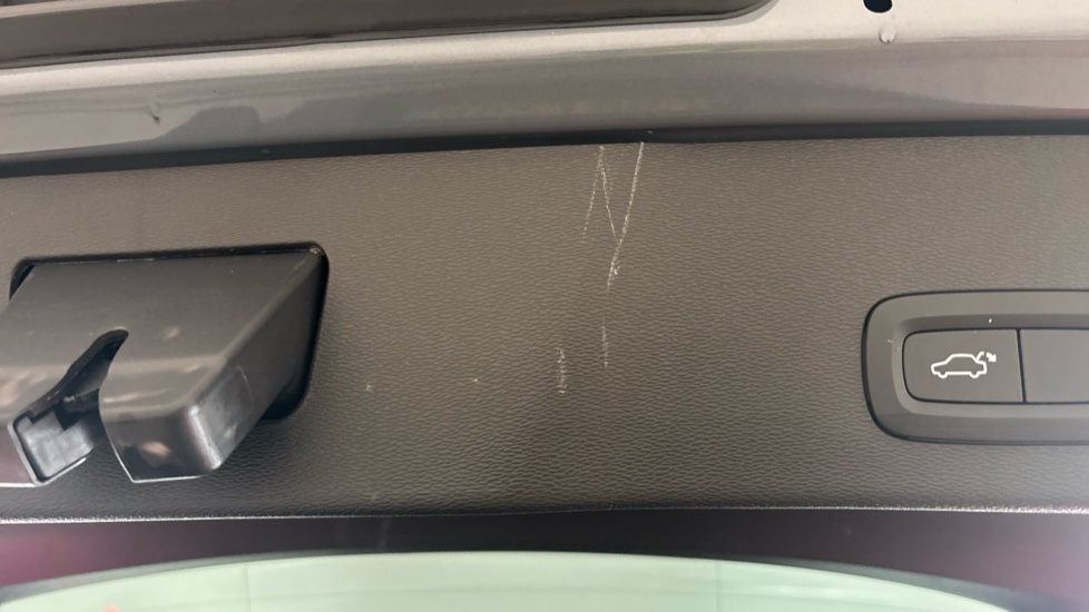 VOLVO C40 scuff