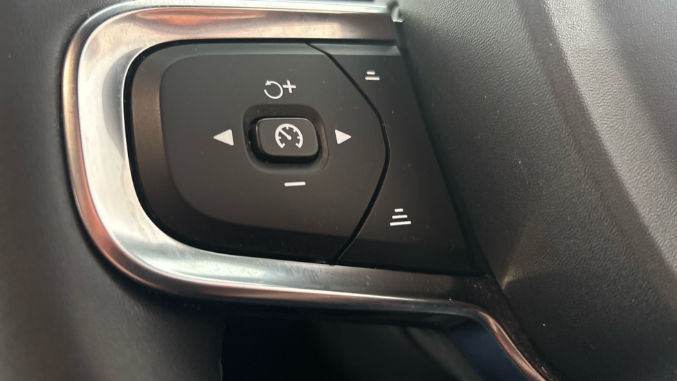 VOLVO C40 cruise control