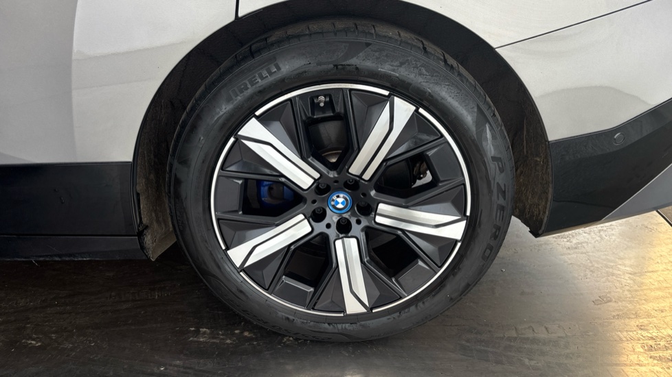 BMW iX Image 18