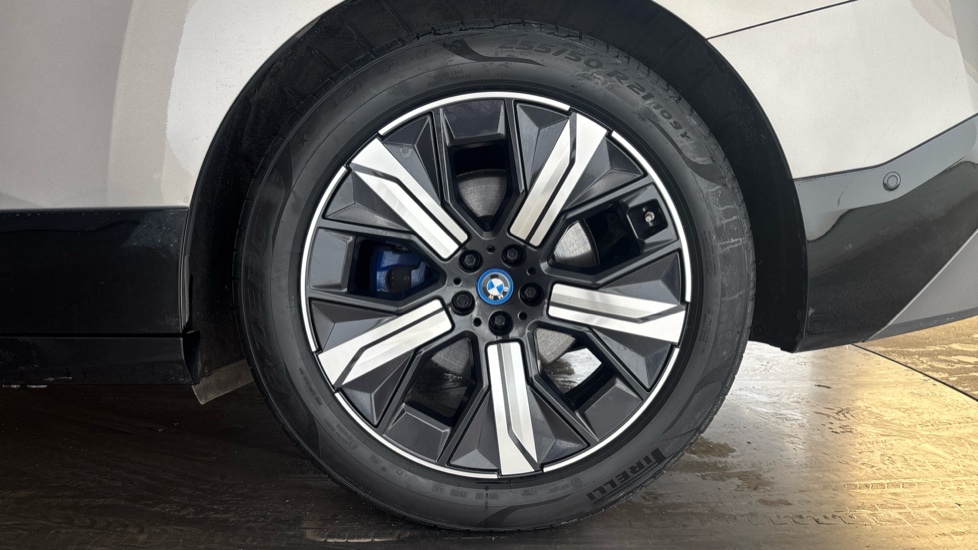 BMW iX Image 18