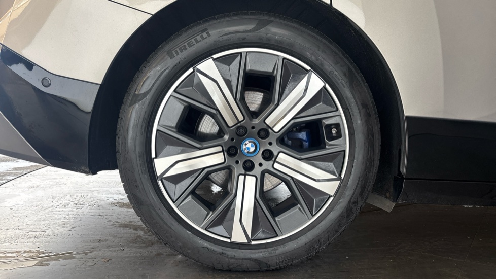 BMW iX Image 19