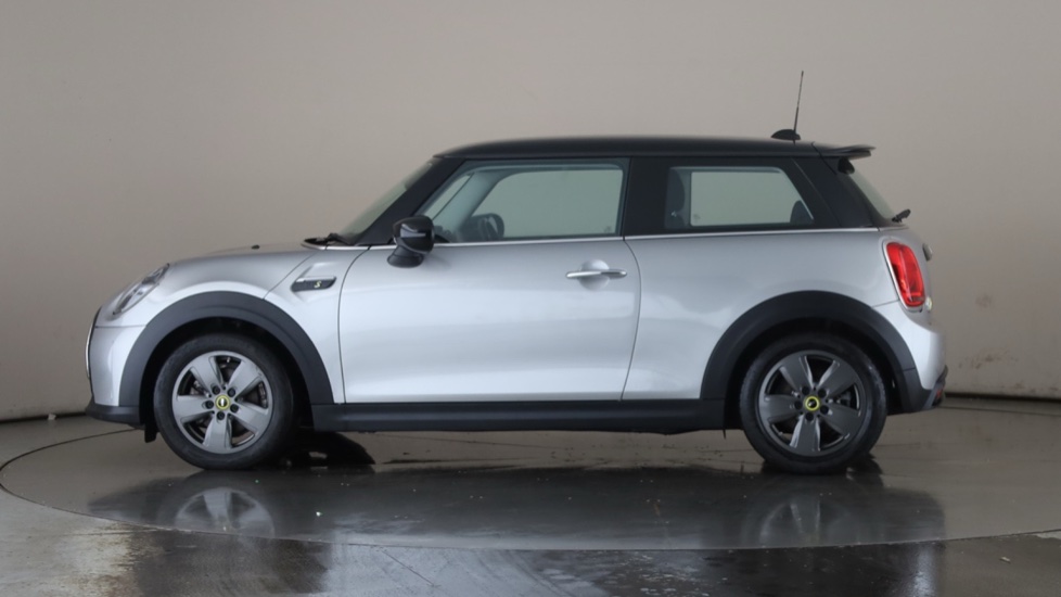 MINI HATCHBACK Image 2