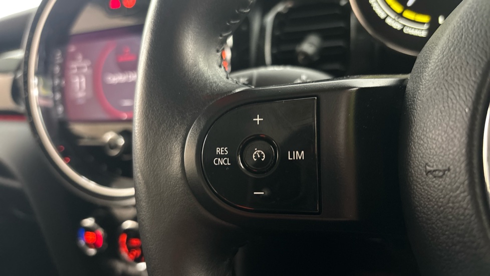 MINI HATCHBACK Cruise control
