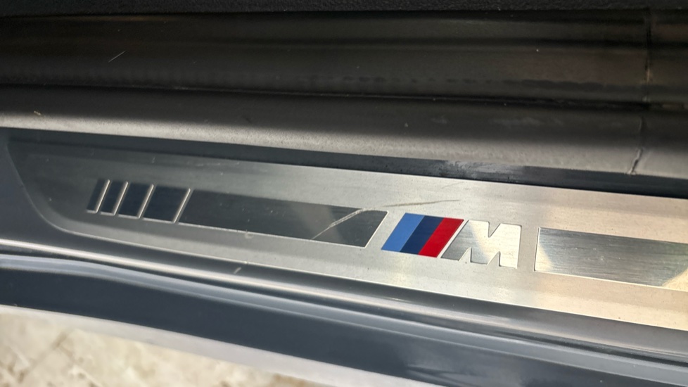 BMW iX1 scratch