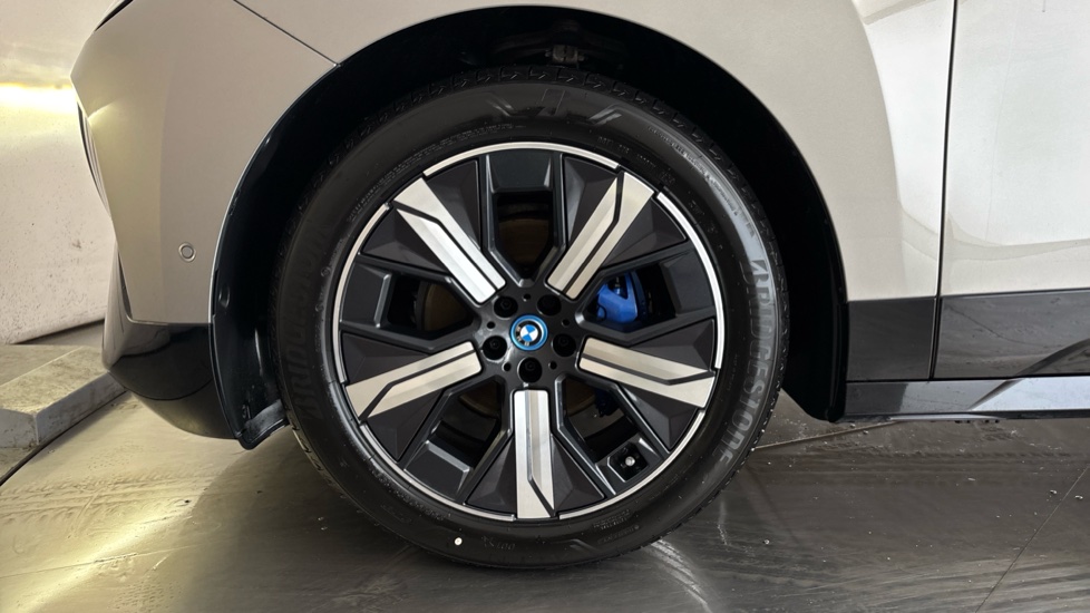 BMW iX Image 17