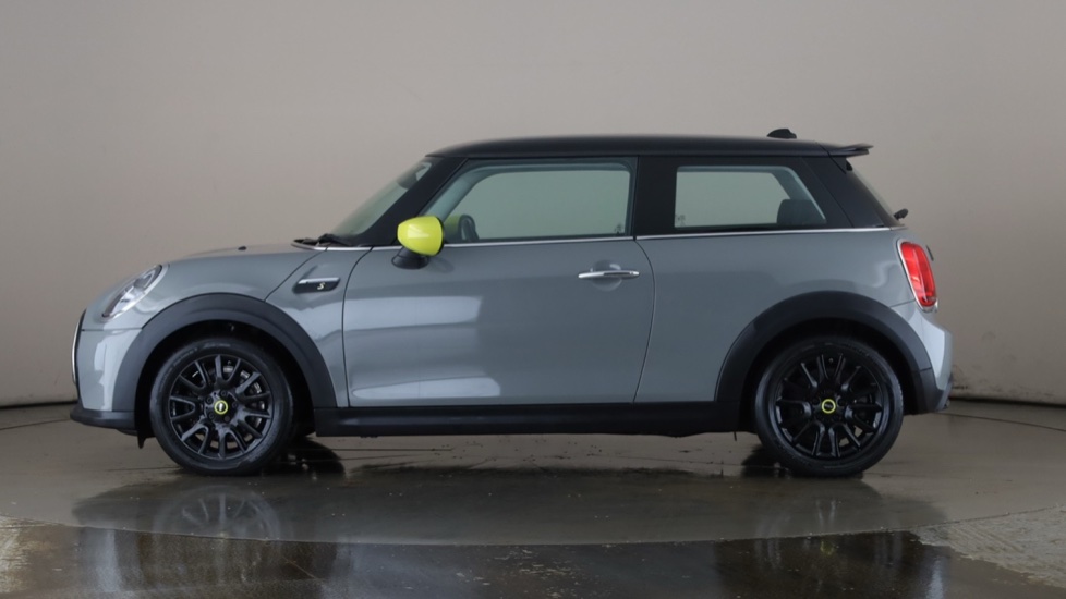 MINI HATCHBACK Image 2